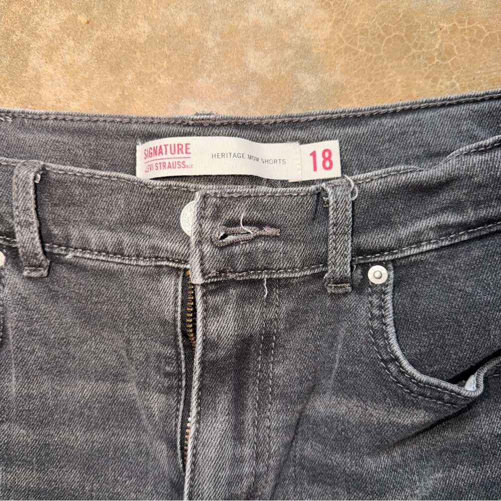 Levi’s - Women’s Black Denim Shorts High Rise Rolled Hem - Size 28 - Picture 3 of 9